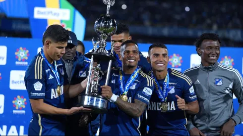 Jugadores de Millonarios celebran el título de la SuperLiga BetPlay DIMAYOR 2024.
