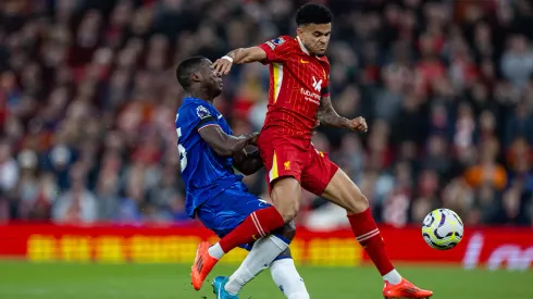 Luis Díaz contra Moises Caicedo, durante Liverpool vs. Chelsea en Inglaterra.
