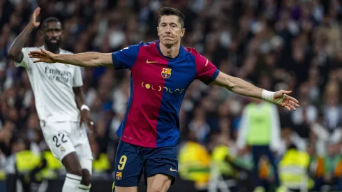 Robert Lewandowski festeja en el Real Madrid CF vs. FC Barcelona por La Liga EA Sports.
