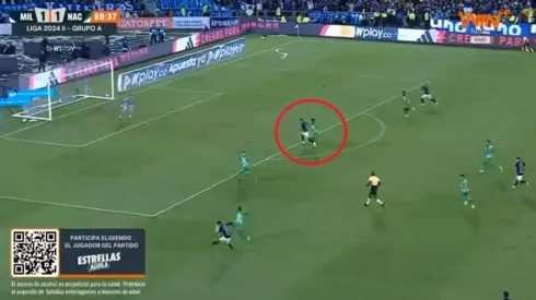 El momento del fuera de lugar antes del gol de Millonarios.
