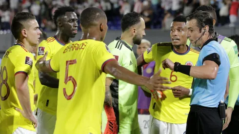 Players of Colombia argue with Referee Raphael Claus during a match between Paraguay and Colombia as part of South American Qualifiers for Qatar 2022 at Estadio Defensores del Chaco on September 05, 2021 in Asuncion, Paraguay. (Photo by Christian Alvarenga/Getty Images)
