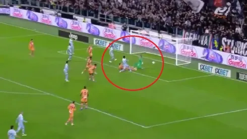 El momento del remate de Cabal para el empate de la Juventus.