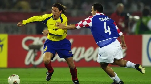 Alex Aguinaga of Ecuador and Stjepan Tomas of Croatia
