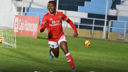 (VIDEO) Control y volea: Golazo de Fernando Guerrero en Perú