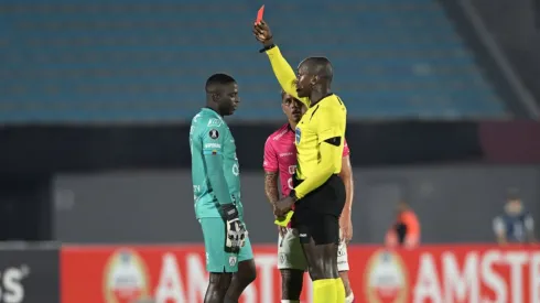 El arquero ecuatoriano fue expulsado en la Copa Libertadores. 
