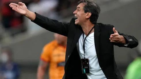 &#8212; Ecuador's Barcelona coach Argentine Fabian Bustos gestures during the Copa Libertadores semifinal first leg football match against Brazil's Flamengo, at the Maracana stadium in Rio de Janeiro, Brazil, on September 22, 2021. (Photo by Silvia Izquierdo / POOL / AFP)
