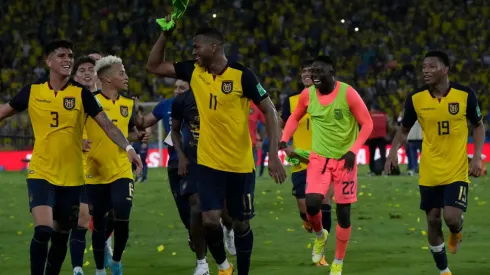 GUAYAQUIL, ECUADOR – MARCH 29: Players of Ecuador celebrate being qualified to the world cup after the FIFA World Cup Qatar 2022 qualification match between Ecuador and Argentina at Estadio Monumental on March 29, 2022 in Guayaquil, Ecuador. (Photo by Dolores Ochoa – Pool/Getty Images)
