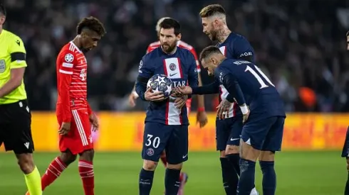 PARIS, FRANCE – FEBRUARY 14: Lionel Messi, Sergio Ramos, and Neymar of Paris (L-R) prepare a freekick during the UEFA Champions League round of 16 leg one match between Paris Saint-Germain and FC Bayern München at Parc des Princes on February 14, 2023 in Paris, France. (Photo by Markus Gilliar – GES Sportfoto/Getty Images)
