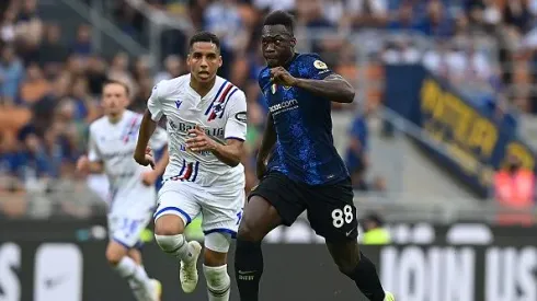 MILAN, ITALY – MAY 22: Felipe Caicedo of FC Internazionale is challenged by Abdelhamid Sabiri of UC Sampdoria during the Serie A match between FC Internazionale and UC Sampdoria at Stadio Giuseppe Meazza on May 22, 2022 in Milan, Italy. (Photo by Mattia Ozbot – Inter/Inter via Getty Images)
