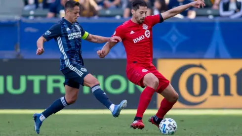 Javier 'Chicharito' Hernández of LA Galaxy fights for possession with Omar González of Toronto FC. (Getty)
