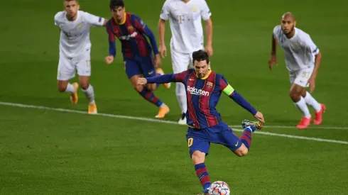 Lionel Messi taking the penalty to open the score in Barcelona's 5-1 win. (Getty)
