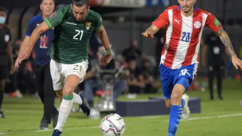 Oscar Ribera and Mathias Villasanti fight for the ball. (Getty)
