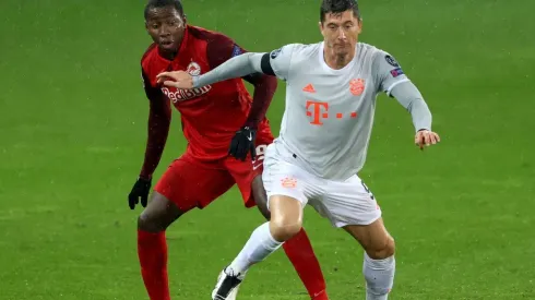 Robert Lewandowski fights for the ball during UCL matchday 3. (Getty)
