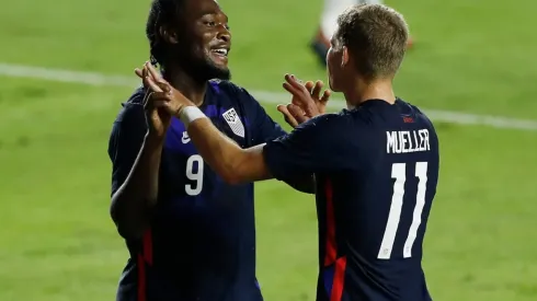 Ayo Akinola and Chris Mueller celebrate during USMNT's 6-0 win over El Salvador. (Getty)