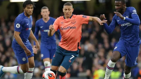 Richarlison of Everton (centre) battling for possession with Reece James (left) and Antonio Rudiger of Chelsea (right). (Getty)
