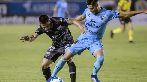 Tampico Madero's Gaddy Aguirre fighting for the ball against Atlante. (Getty)
