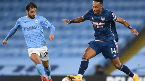 Bernardo Silva and Pierre Emerick Aubameyang fighting for the ball. (Getty)