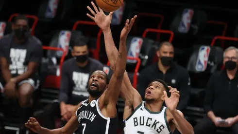 Kevin Durant and Giannis Antetokounmpo go for the ball. (Getty)
