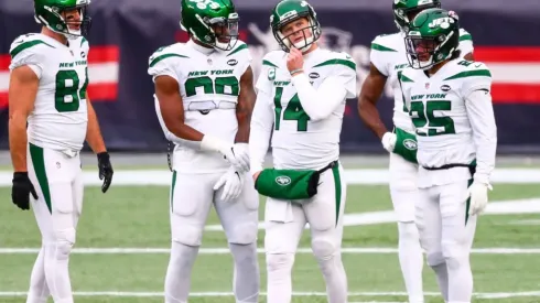 Sam Darnold (center) and the Jets' offensive line. (Getty)
