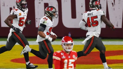 Tampa Bay Buccaneers' players celebrate while Patrick Mahomes leaves the field. (Getty)
