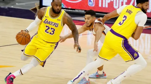 LeBron James playing against Devin Booker in the 2020/21 NBA season. (Getty)