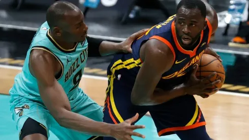 Bismack Biyombo guarding Draymond Green during the Warriors-Hornets last game. (Getty)
