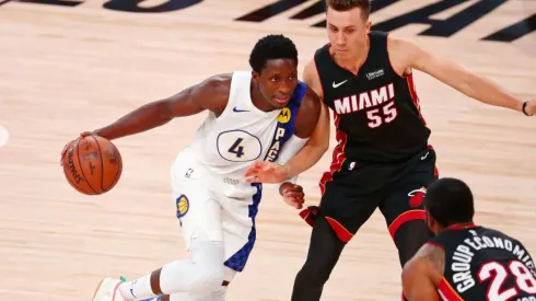 Victor Oladipo (left) of the Indiana Pacers dribbles as Duncan Robinson (right) of the Miami Heat. (Getty)
