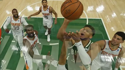 Giannis Antetokounmpo scores on the Phoenix Suns. (Getty)
