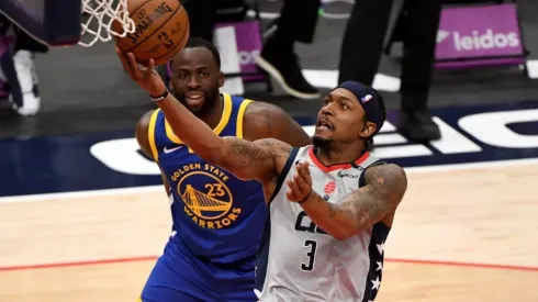 Bradley Beal scores over Draymond Green. (Getty)
