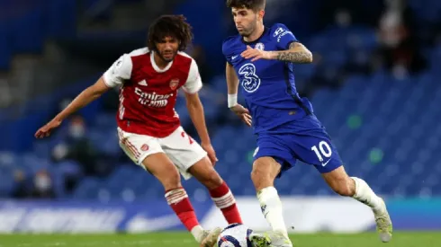 Mohamed Elneny of Arsenal (left) tries to stop Cristian Pulisic of Chelsea (right). (Getty)
