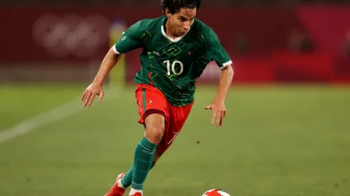 Diego Lainez dribbling in the 2020 Tokyo Olympics