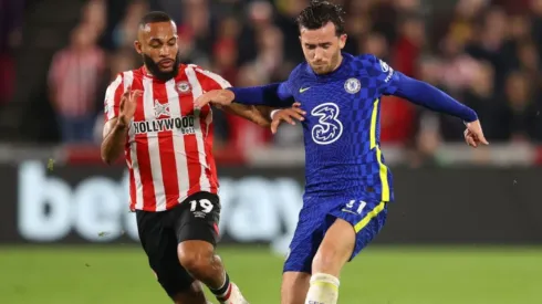 Bryan Mbeumo of Brentford (left) fight for ball control against Ben Chilwell of Chelsea
