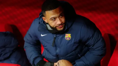 Memphis Depay of Barcelona on the bench
