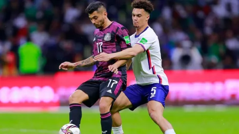 Jesus Corona (L) of Mexico fights for the ball with Antonee Robinson (R) of United States
