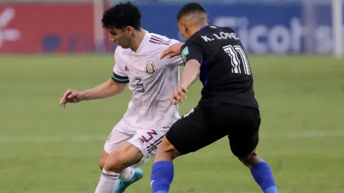 Jorge Sánchez of Mexico competes for the ball with Kevin López of Honduras
