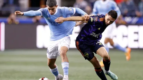 Santiago Rodríguez of New York City FC and Alex Roldan of Seattle Sounders battle for the ball
