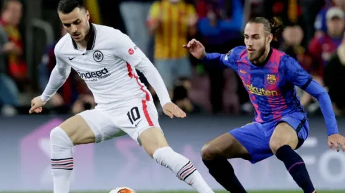 Filip Kostic of Eintracht Frankfurt (left) and Oscar Mingueza of Barcelona.
