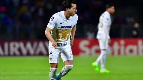 Alan Mozo of Pumas controls the ball during the semifinal first leg match between Pumas UNAM and Cruz Azul
