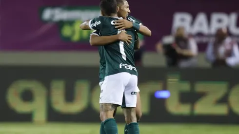 Dudu of Palmeiras celebrates with his team mate Rony