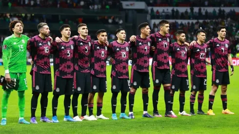 Players of Mexico pose during the national anthem
