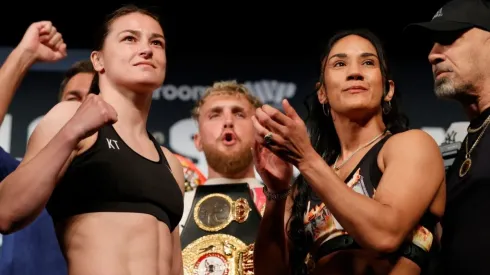 Katie Taylor of Ireland (L) and Amanda Serrano of Puerto Rico (R)