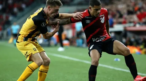 David Terans (R) of Athletico Paranaense competes for the ball with Yvo Calleros of The Strongest
