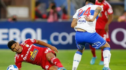 Alfonso Parot of Universidad Catolica fights for the ball with Irven Avila of Sporting Cristal
