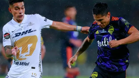 Favio Alvarez (L) of Pumas fights for the ball with Raul Ruidiaz (R) of Seattle Sounders
