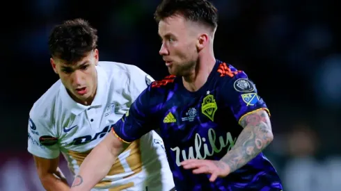 Juan Dinenno (L) of Pumas UNAM and Albert Rusnak (R) of Seattle Sounders
