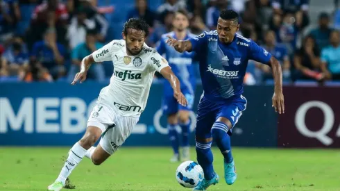 Scarpa of Palmeiras fights for the ball with Dixon Arroyo of Emelec