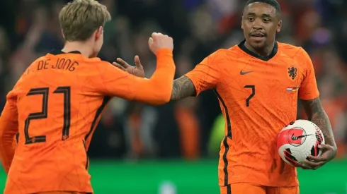 Steven Bergwijn of Netherlands celebrates with Frenkie de Jong
