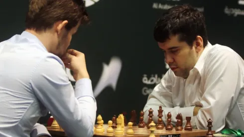 Magnus Carlsen (L) and Ian Nepomniachtchi (R) in a chess game
