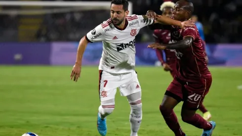 Éverton Ribeiro of Flamengo fights for the ball Junior Hernández of Deportes Tolima
