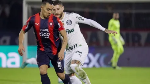 Ze Rafael (B) of Palmeiras fights for the ball with Angel Rodrigo Lucena of Cerro Porteño
